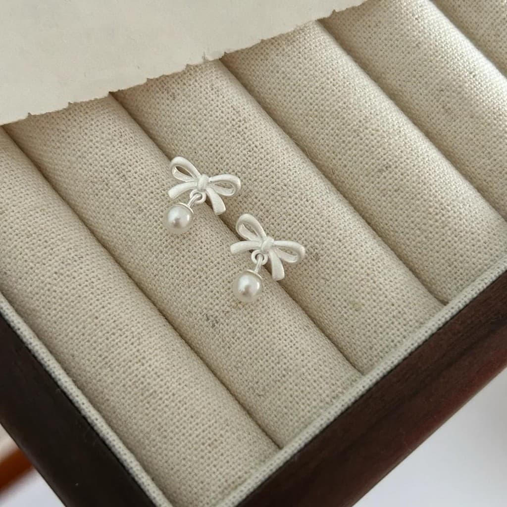 Jinjoo ต่างหูโบว์ รุ่น Dainty Bow Pearls ดีไซน์น่ารักสดใส ลุคคุณหนู รหัส A45 รูปที่ 9