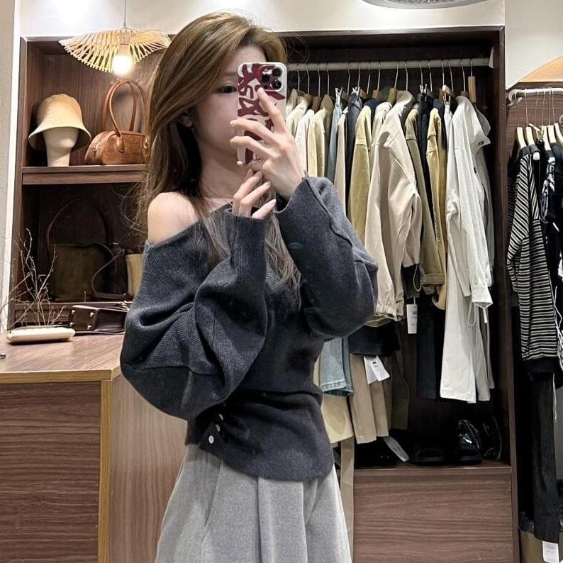 KOKOเสื้อสเวตเตอร์แขนยาวไหล่เดียวสีแดงปีใหม่สำหรับผู้หญิง ปิดไหล่ กระชับเอว แขนค้างคาวหลวมๆ#V114 รูปที่ 7