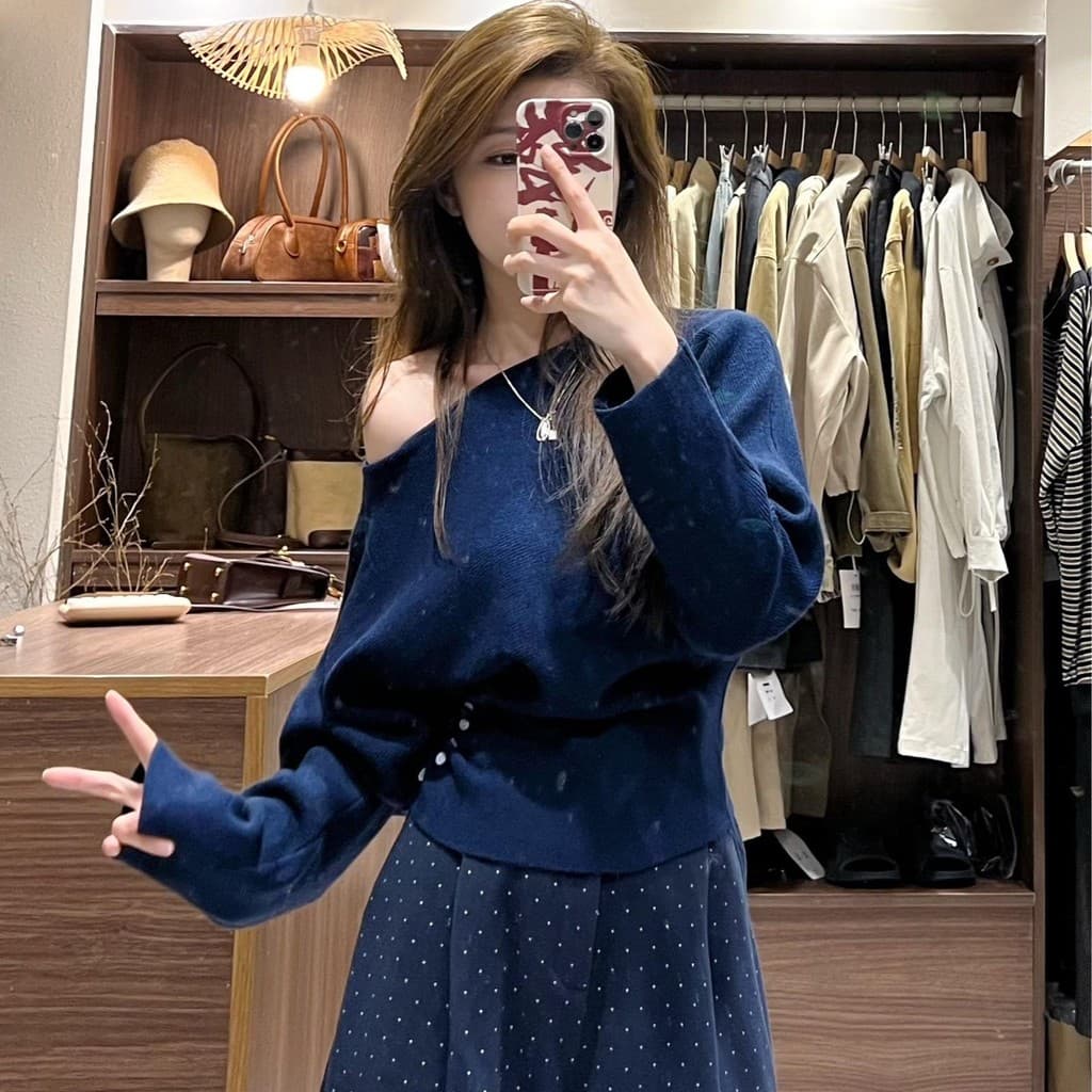 KOKOเสื้อสเวตเตอร์แขนยาวไหล่เดียวสีแดงปีใหม่สำหรับผู้หญิง ปิดไหล่ กระชับเอว แขนค้างคาวหลวมๆ#V114 รูปที่ 5