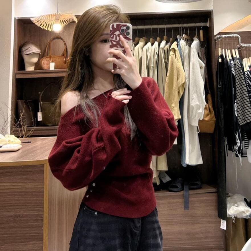KOKOเสื้อสเวตเตอร์แขนยาวไหล่เดียวสีแดงปีใหม่สำหรับผู้หญิง ปิดไหล่ กระชับเอว แขนค้างคาวหลวมๆ#V114 รูปที่ 6