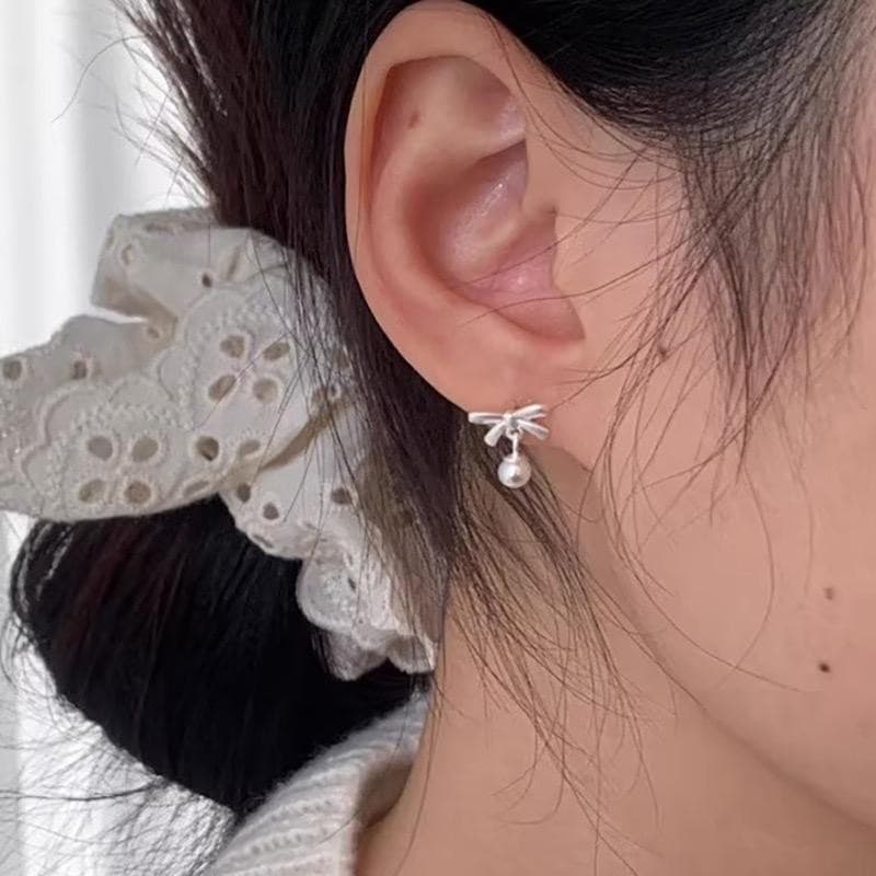 Jinjoo ต่างหูโบว์ รุ่น Dainty Bow Pearls ดีไซน์น่ารักสดใส ลุคคุณหนู รหัส A45 รูปที่ 4