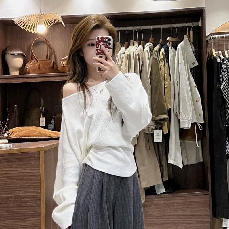 KOKOเสื้อสเวตเตอร์แขนยาวไหล่เดียวสีแดงปีใหม่สำหรับผู้หญิง ปิดไหล่ กระชับเอว แขนค้างคาวหลวมๆ#V114 รูปที่ 8