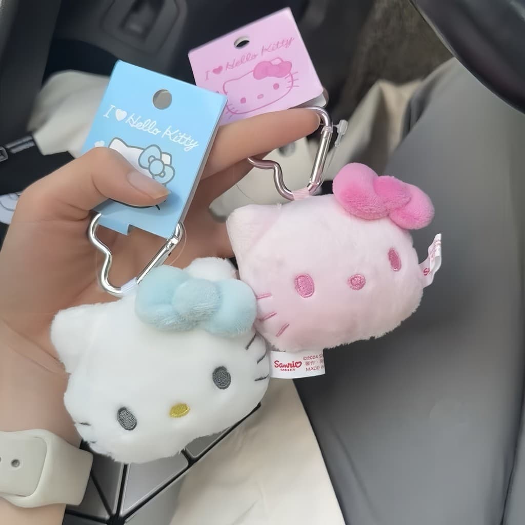 ตุ๊กตาน่ารักการ์ตูน kt Cat กระเป๋านักเรียนจี้หวาน อุปกรณ์เสริมพวงกุญแจ รูปที่ 1