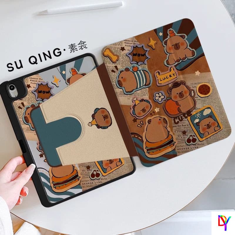 เคส iPad หมุนได้ 360 องศาสําหรับ iPad11 2025 Pro11 air6/5/4 10.9 10.5 10th 2022 gen7gen8gen9 10.2 นิ้ว Mini6/7 น่ารัก Kapibala ฝาครอบป้องกันพร้อมช่องเสียบปากกา รูปที่ 1