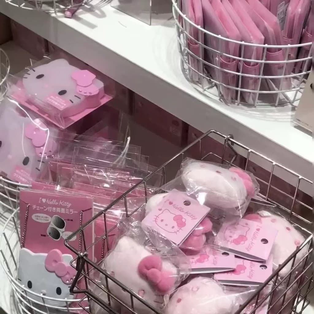 ตุ๊กตาน่ารักการ์ตูน kt Cat กระเป๋านักเรียนจี้หวาน อุปกรณ์เสริมพวงกุญแจ รูปที่ 4