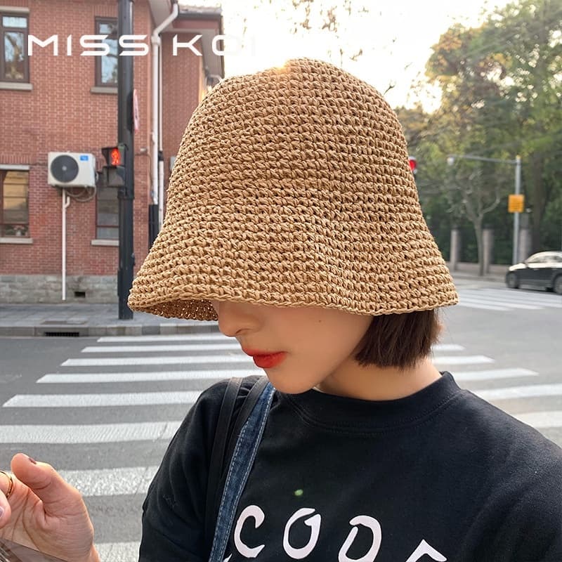 MISSKOI หมวกฟางหญิงเวอร์ชั่นเกาหลีสดอินเทรนด์ทุกการแข่งขันหมวกบังแดดชายหาดญี่ปุ่นฤดูร้อนบางสไตล์ Face-Covering ทอหมวกถัง รูปที่ 2