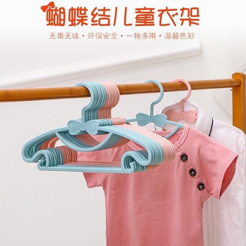 พร้อมจัดส่งไม้แขวนเสื้อเด็กรูปโบว์ ไม้แขวนเสื้อเด็ก สีพาสเทลน่ารัก เป็นพลาสติกอย่างดี ไม้แขวนเสื้อ 10 อัน รูปที่ 2