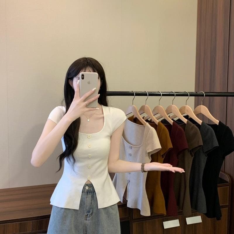 Dahong เสื้อยืดแขนสั้นสเวตเตอร์ถักผู้หญิง แต่งกระดุม สีพื้นยืดตามตัว ใส่ง่าย ฟรีไซส์ D415 รูปที่ 2
