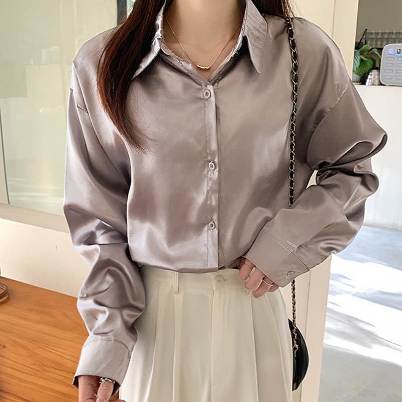 Suysuy เสื้อเชิ้ต แขนยาว คอปก ผ้าซาติน ลื่นๆ ใส่สบายมาก ดีไซน์เว้าเอว ทรงสวยเก๋มาก แมทซ์ได้กับทุกลุคทุกสไตล์ รูปที่ 3