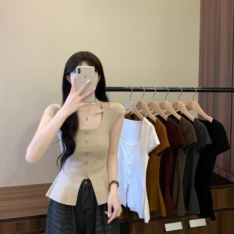Dahong เสื้อยืดแขนสั้นสเวตเตอร์ถักผู้หญิง แต่งกระดุม สีพื้นยืดตามตัว ใส่ง่าย ฟรีไซส์ D415 รูปที่ 3