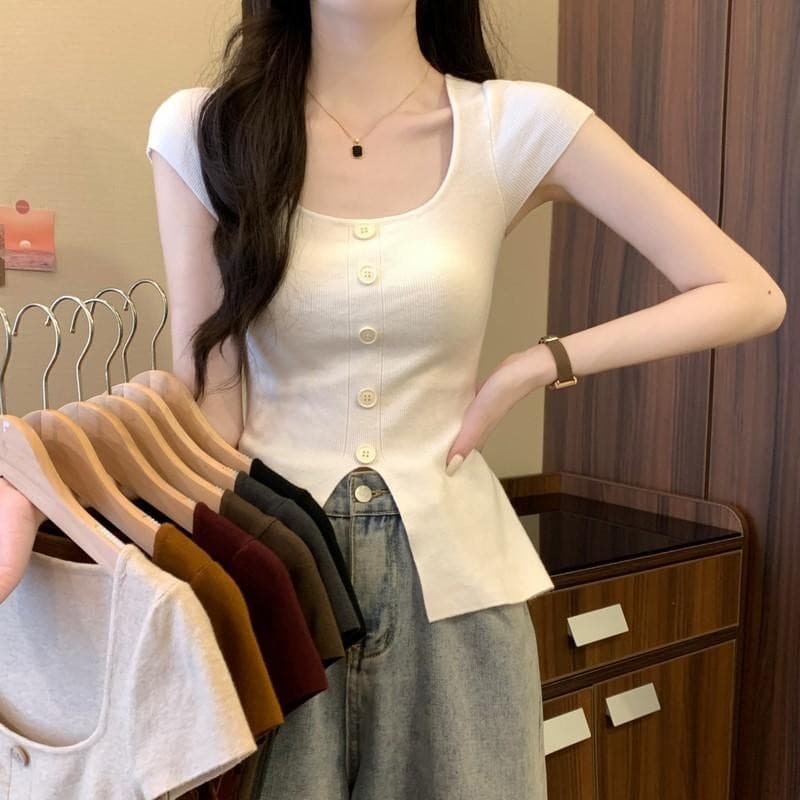 Dahong เสื้อยืดแขนสั้นสเวตเตอร์ถักผู้หญิง แต่งกระดุม สีพื้นยืดตามตัว ใส่ง่าย ฟรีไซส์ D415 รูปที่ 1