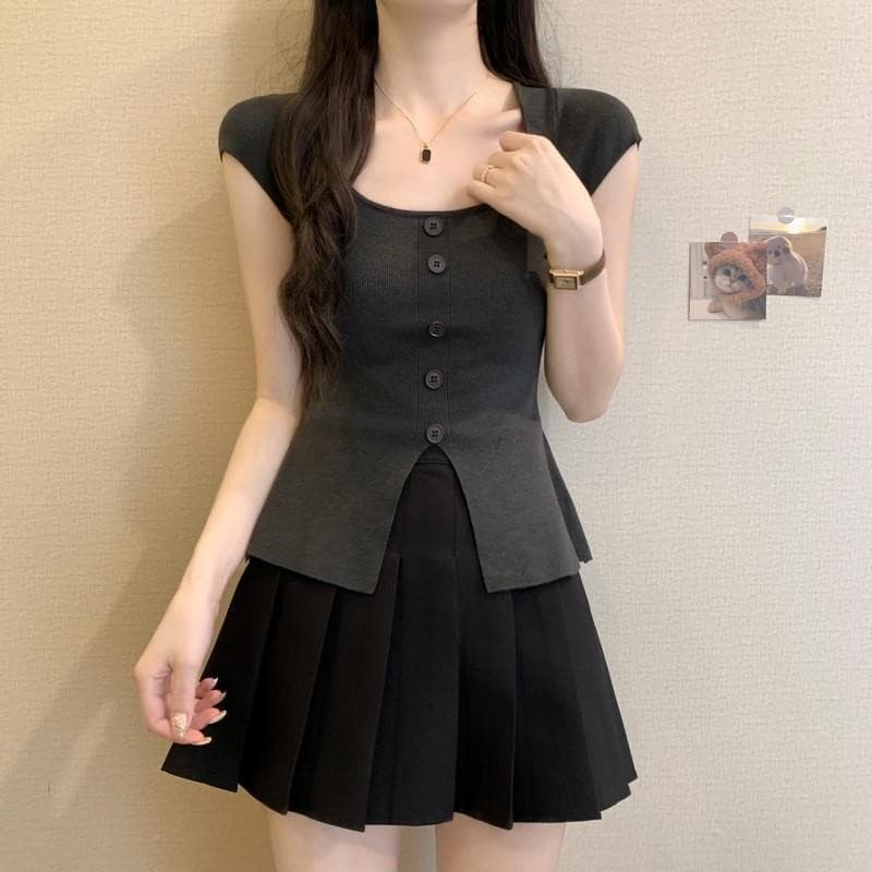 Dahong เสื้อยืดแขนสั้นสเวตเตอร์ถักผู้หญิง แต่งกระดุม สีพื้นยืดตามตัว ใส่ง่าย ฟรีไซส์ D415 รูปที่ 7