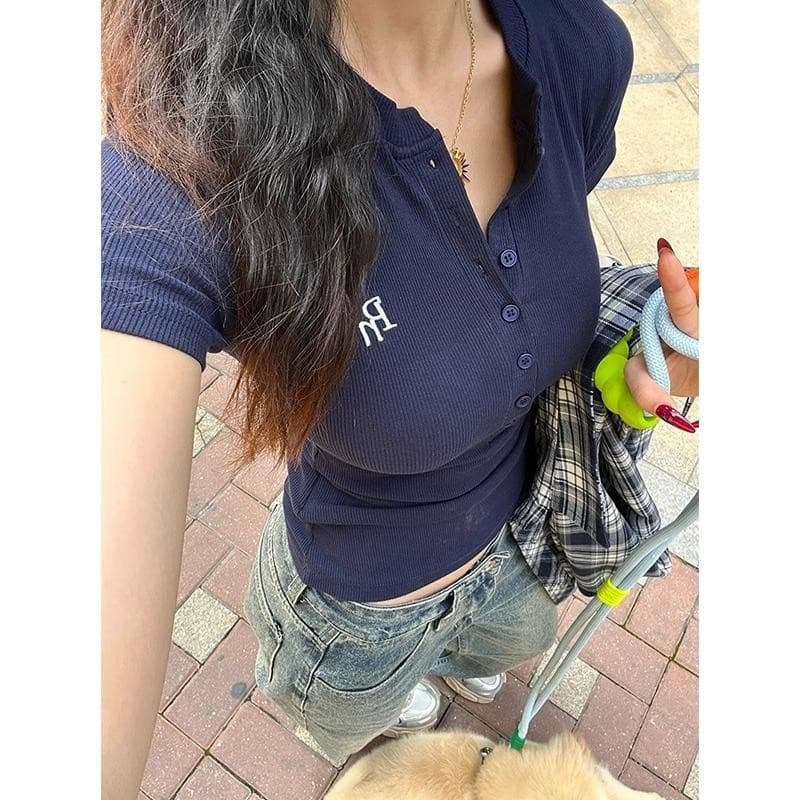 BIMI เสื้อยืดผู้หญิงสีน้ำเงินกรมท่า คอวี ทรงกระชับ ประดับปุ่ม สไตล์วินเทจแบบเกาหลี สำหรับใส่สบายในโอกาสพักผ่อน รูปที่ 3