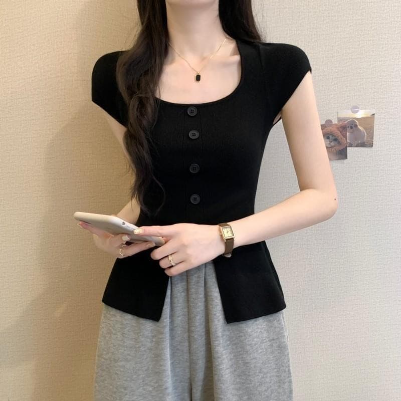 Dahong เสื้อยืดแขนสั้นสเวตเตอร์ถักผู้หญิง แต่งกระดุม สีพื้นยืดตามตัว ใส่ง่าย ฟรีไซส์ D415 รูปที่ 8
