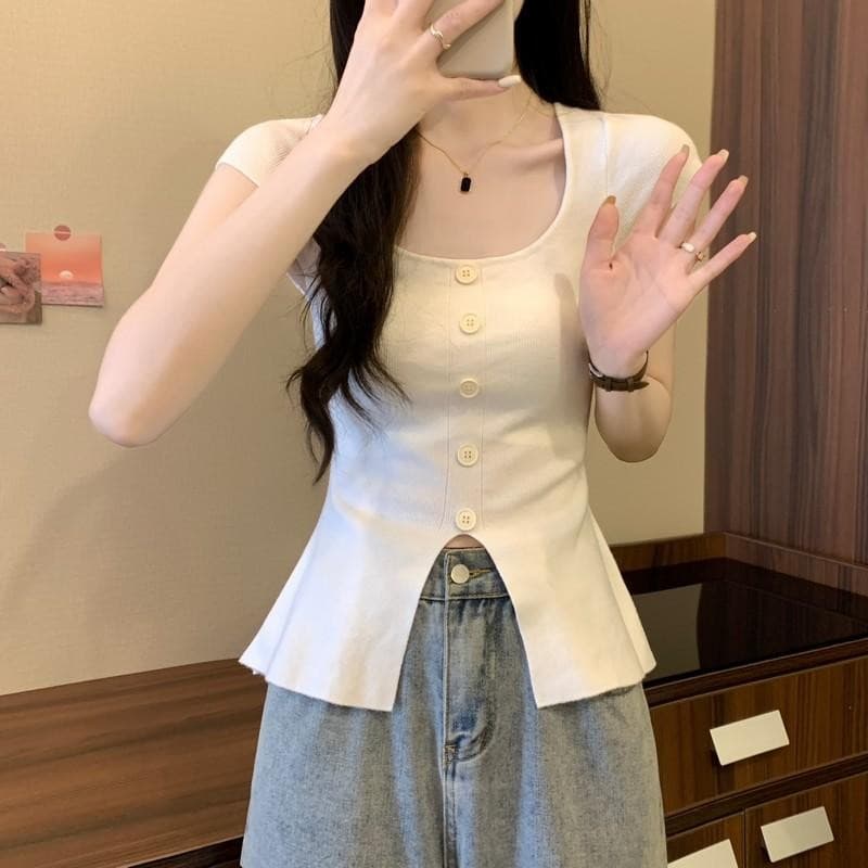 Dahong เสื้อยืดแขนสั้นสเวตเตอร์ถักผู้หญิง แต่งกระดุม สีพื้นยืดตามตัว ใส่ง่าย ฟรีไซส์ D415 รูปที่ 4