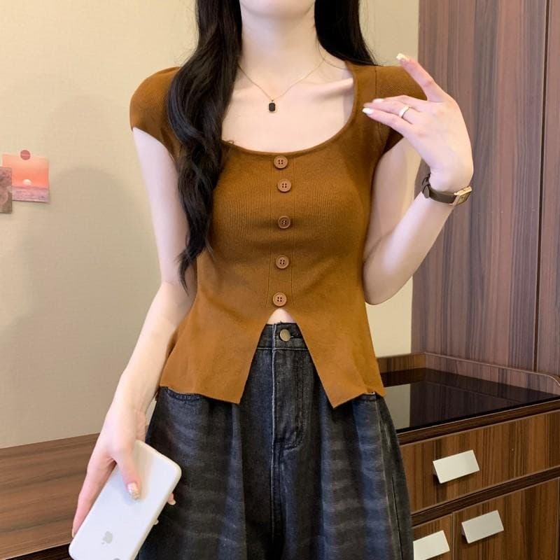 Dahong เสื้อยืดแขนสั้นสเวตเตอร์ถักผู้หญิง แต่งกระดุม สีพื้นยืดตามตัว ใส่ง่าย ฟรีไซส์ D415 รูปที่ 6