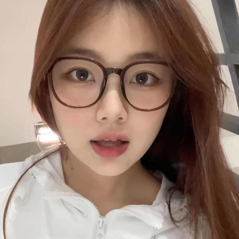 แว่นตาเรียบง่ายสำหรับทุกระดับสายตา ออกแบบมาอย่างสวยงามสำหรับทั้งผู้ชายและผู้หญิง เพื่อลดแสงสีฟ้าและปกป้องดวงตาจากรังสี UV รูปที่ 3
