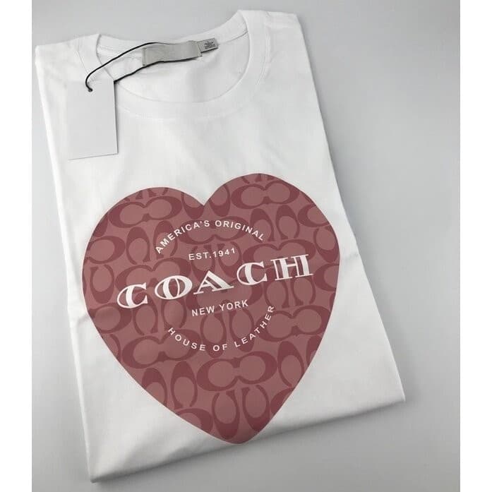 2024 Coach เสื้อยืดลําลอง คอกลม แขนสั้น ผ้าฝ้าย พิมพ์ลายโลโก้หัวใจ ขนาดใหญ่ แฟชั่นสําหรับผู้ชาย และผู้หญิง ไซซ์ S-5XL 03 รูปที่ 6