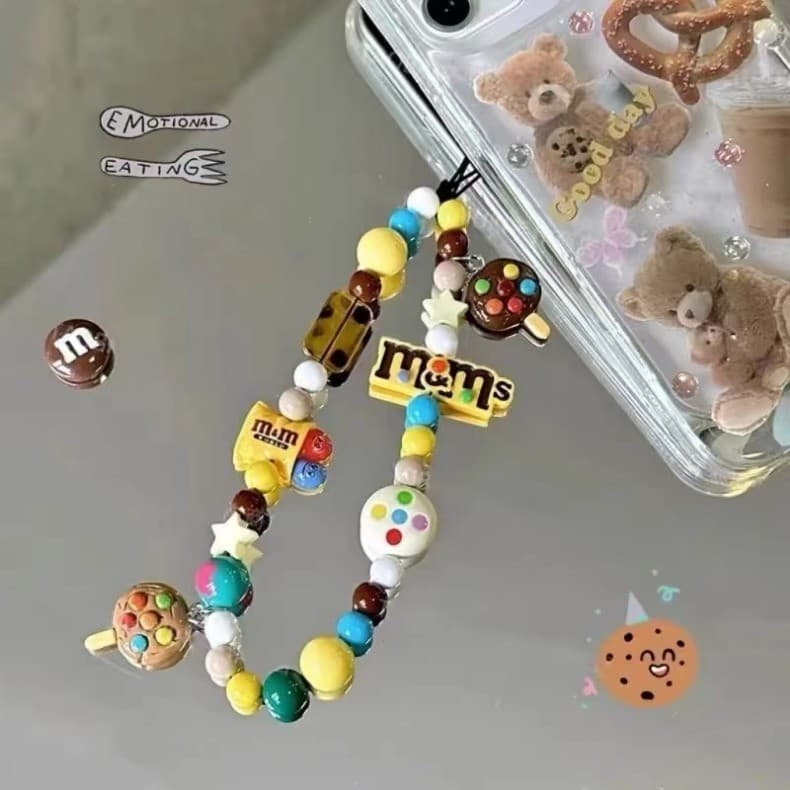 การ์ตูนน่ารักสร้อยข้อมือ 3D ตุ๊กตา SpongeBob SquarePants M เชือกถั่วพวงกุญแจหูฟังบลูทูธจี้เหมาะสําหรับโทรศัพท์มือถือทุกยี่ห้อและรุ่น รูปที่ 3