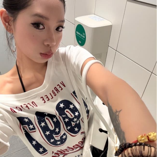 KYO เสื้อปาดไหล่แขนสั้นผู้หญิง สไตล์วินเทจ ใส่สบาย ผ้านิ่ม ทรงOversize ได้ทุกลุค น่ารักละมุน "VERBLEE STARS" ​​​ รูปที่ 5