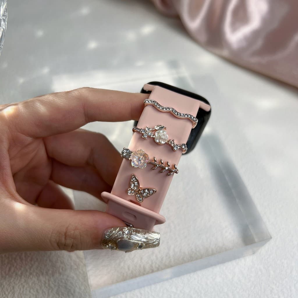 4pcs โลหะ Wristbelt Charms สายซิลิโคนตกแต่งแหวนสําหรับ A-pple นาฬิกาเครื่องประดับเพชรอุปกรณ์ตกแต่งสําหรับ iWatch สร้อยข้อมือ รูปที่ 4