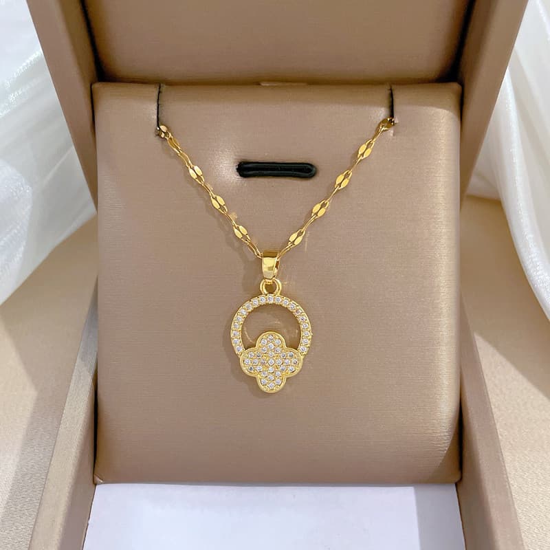 Ins สไตล์ Micro-Inlaid Zircon Four-Leaf Clover จี้ไทเทเนียมเหล็กสร้อยคอ All-Match สาว Clavicle Chain ของขวัญต้องมี รูปที่ 4