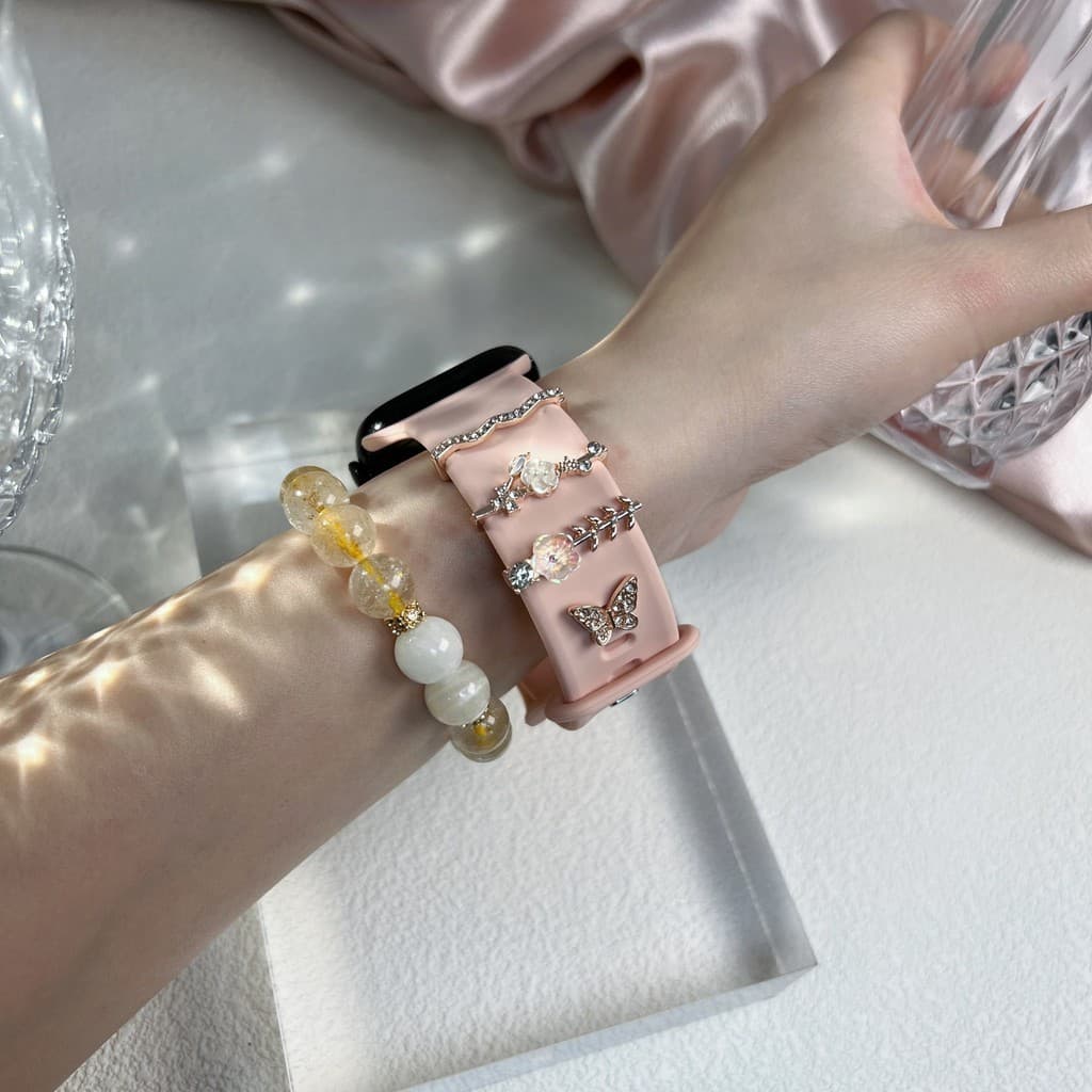 4pcs โลหะ Wristbelt Charms สายซิลิโคนตกแต่งแหวนสําหรับ A-pple นาฬิกาเครื่องประดับเพชรอุปกรณ์ตกแต่งสําหรับ iWatch สร้อยข้อมือ รูปที่ 5