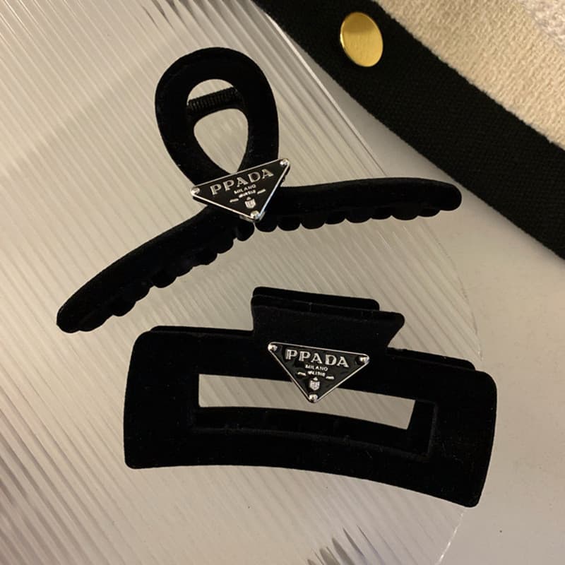 2024 คลิปโลโก้สามเหลี่ยมสไตล์ใหม่ Simple All-Match Black Flocking Shark Clip รูปที่ 4