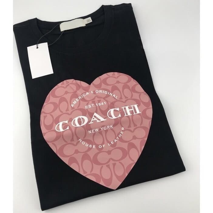 2024 Coach เสื้อยืดลําลอง คอกลม แขนสั้น ผ้าฝ้าย พิมพ์ลายโลโก้หัวใจ ขนาดใหญ่ แฟชั่นสําหรับผู้ชาย และผู้หญิง ไซซ์ S-5XL 03 รูปที่ 7