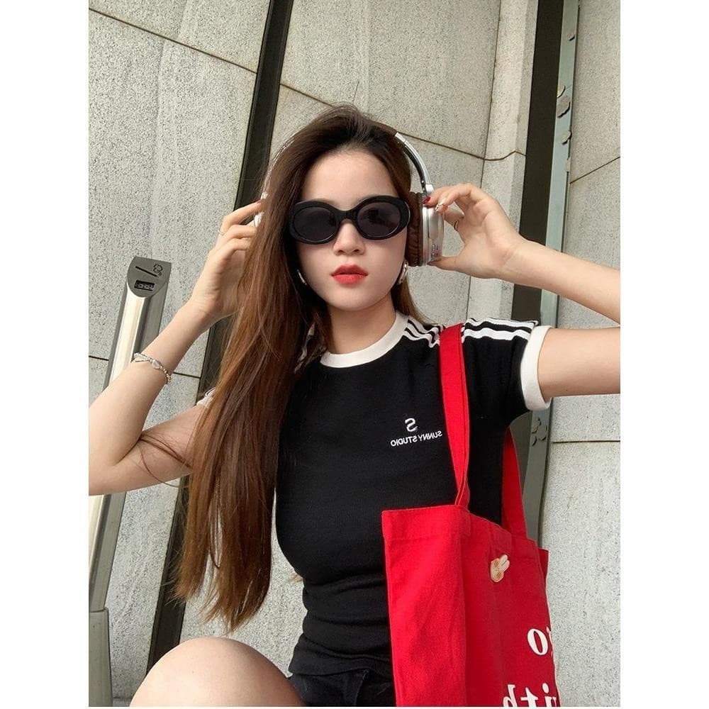 cherryshop เสื้อยืดรัดรูปผู้หญิง เสื้อคอกลมแฟชั่น แขนสั้นพิมพ์ลาย ย้อนยุคการประกบ สไตล์อเมริกัน รูปที่ 7