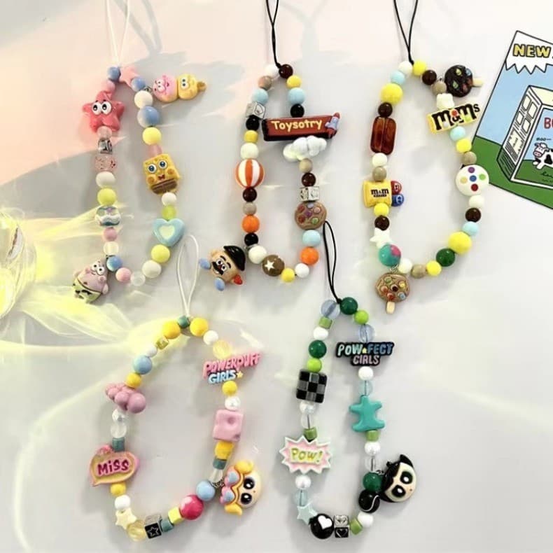การ์ตูนน่ารักสร้อยข้อมือ 3D ตุ๊กตา SpongeBob SquarePants M เชือกถั่วพวงกุญแจหูฟังบลูทูธจี้เหมาะสําหรับโทรศัพท์มือถือทุกยี่ห้อและรุ่น รูปที่ 2