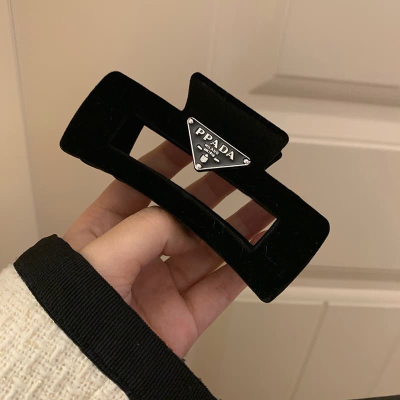 2024 คลิปโลโก้สามเหลี่ยมสไตล์ใหม่ Simple All-Match Black Flocking Shark Clip รูปที่ 5