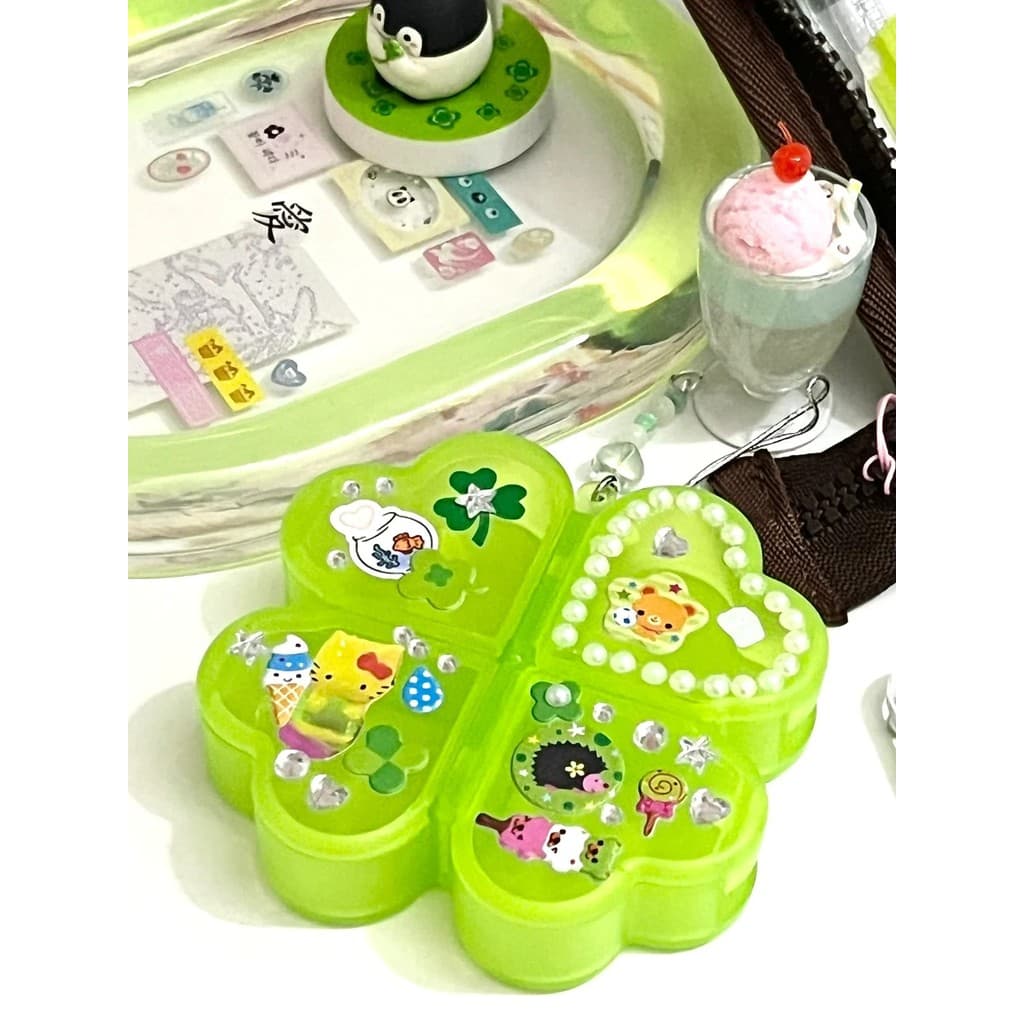 กล่องเก็บของนําโชคโคลเวอร์สี่ใบ 4 ตารางเคสยาแบบพกพา รูปที่ 7