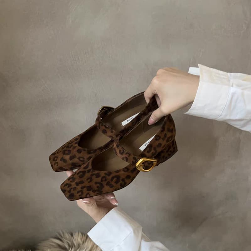 Atikota รองเท้าส้นสูงผู้หญิงสุภาพสตรีหัวเข็มขัดปรับได้ Chunky Square Toe Suede แฟชั่นรองเท้าส้นสูงรองเท้าแตะ รูปที่ 4
