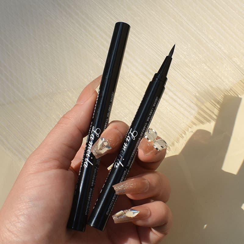 HIH-shop: อายไลเนอร์แบบปากกา มี 2 สี:สีดํา สีน้ำตาล กันน้ำ ติดทนนาน E950 กันน้ำเหงื่อแห้งเร็วอายไลเนอร์ติดทนนาน รูปที่ 2