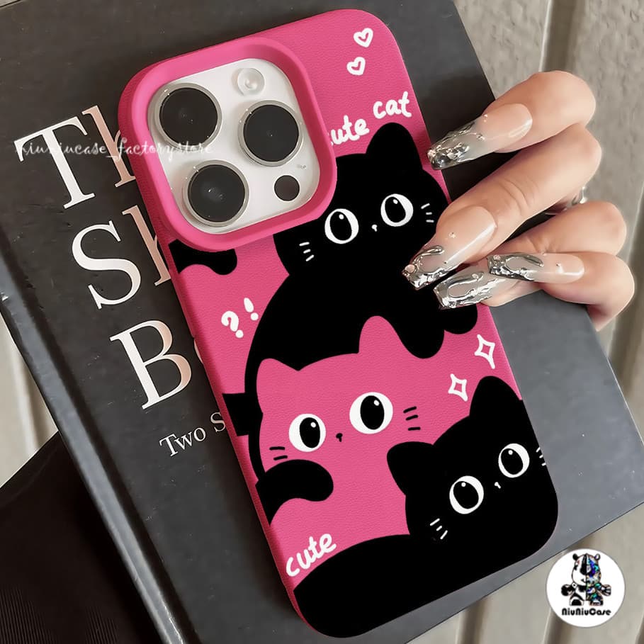 เคส For iPhone 13 เคสหนังเนื้อนิ่มสีแคนดี้ น่ารัก Mดำ For iPhone 15 16 13 14 12 11 Pro Max XS XR 7P 8P เคสหนัง Case รูปที่ 1