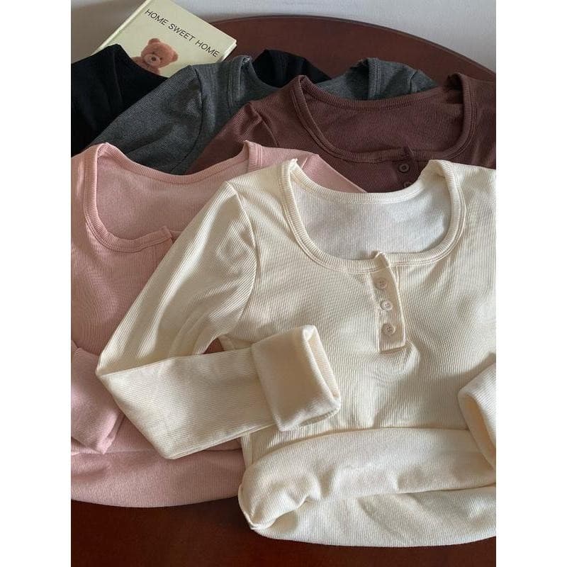 Anata สีทึบเรียบง่ายอเนกประสงค์ปุ่มคอกลมด้านในเสื้อยืดแขนยาวสลิมสำหรับผู้หญิงสไตล์เกาหลีกระดูกไหปลาร้าเสื้อสั้น รูปที่ 4