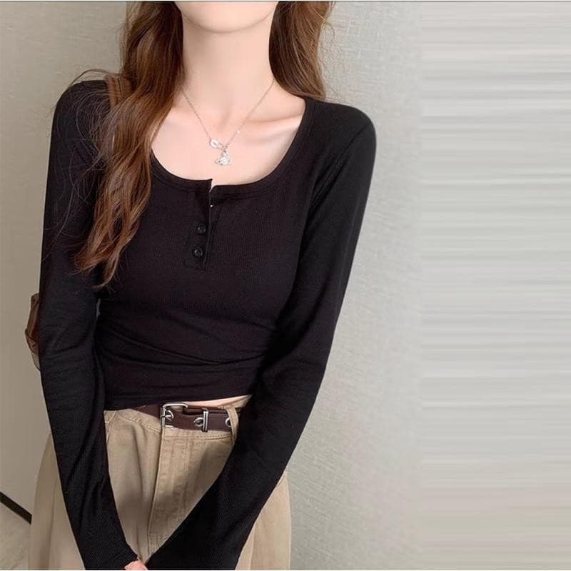 Anata สีทึบเรียบง่ายอเนกประสงค์ปุ่มคอกลมด้านในเสื้อยืดแขนยาวสลิมสำหรับผู้หญิงสไตล์เกาหลีกระดูกไหปลาร้าเสื้อสั้น รูปที่ 3