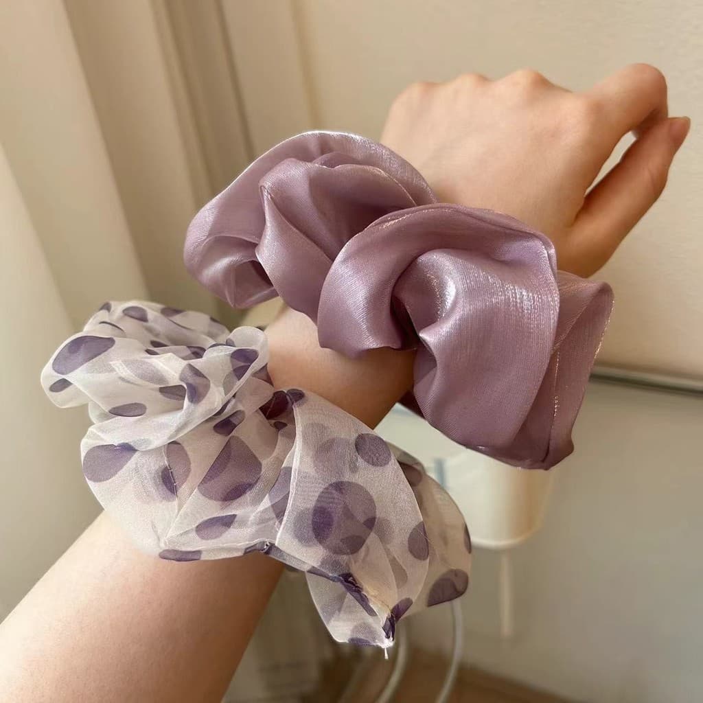 สีม่วงลายจุดตาข่าย Pearlescent Satin Scrunchy Hair Tie รูปที่ 4