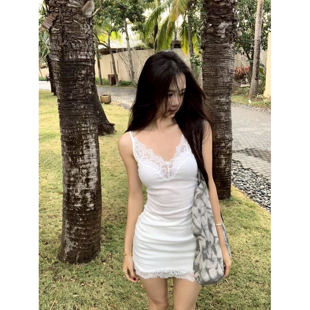 Evelynมินิเดรส สายเดี่ยว แต่งลูกไม้ เซ็กซี่ เข้ารูป ผ้าไหมพรม เดรสสั้น สไตล์เกาหลี สีพื้น ใส่ไปทะเล รูปที่ 3