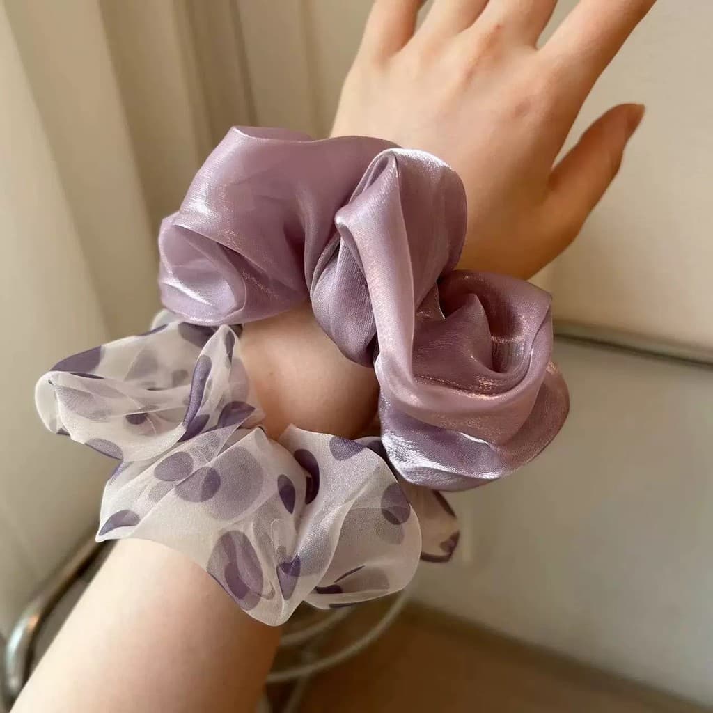 สีม่วงลายจุดตาข่าย Pearlescent Satin Scrunchy Hair Tie รูปที่ 2