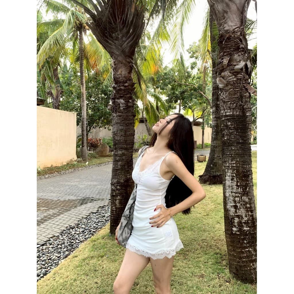 Evelynมินิเดรส สายเดี่ยว แต่งลูกไม้ เซ็กซี่ เข้ารูป ผ้าไหมพรม เดรสสั้น สไตล์เกาหลี สีพื้น ใส่ไปทะเล รูปที่ 7