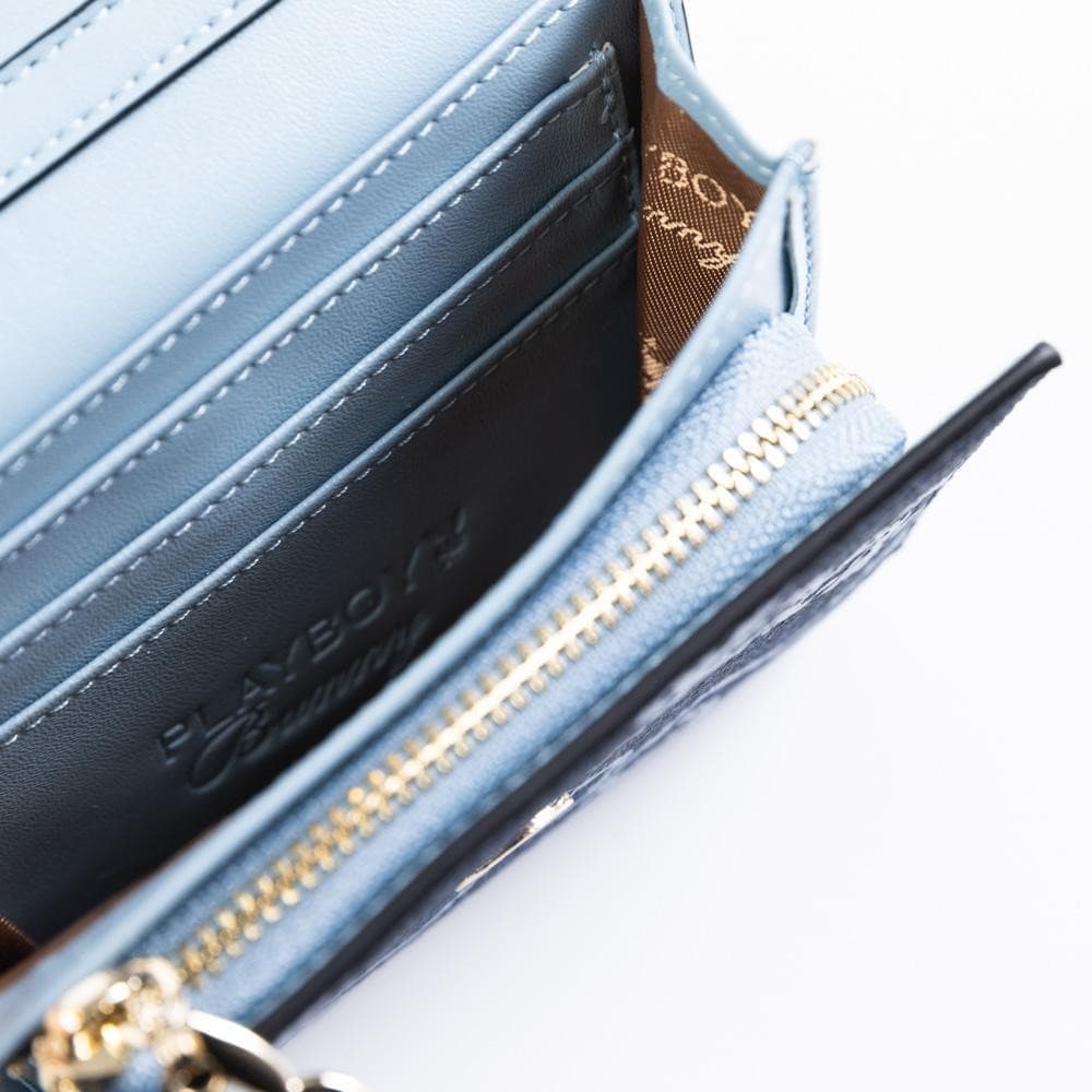 PLAYBOY รุ่น Freya Wallet on Chain กระเป๋าสตางค์ผู้หญิงใบสั้น รหัสST-WA252PB112 สกรีนลายผ้ายีนส์ รูปที่ 7