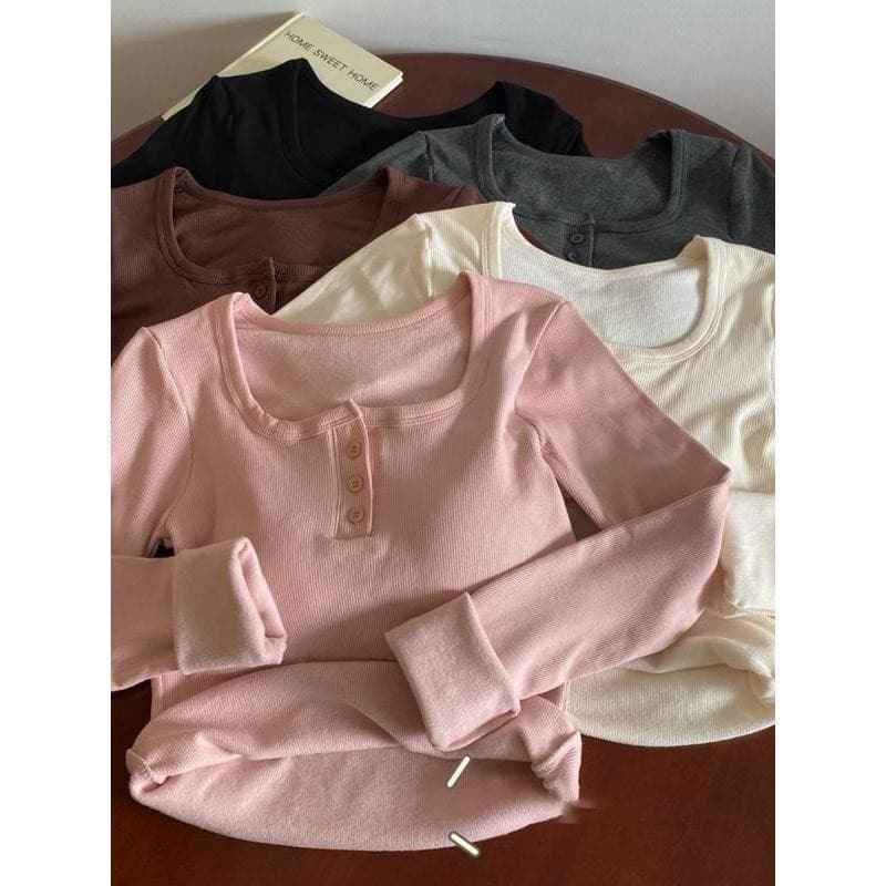 Anata สีทึบเรียบง่ายอเนกประสงค์ปุ่มคอกลมด้านในเสื้อยืดแขนยาวสลิมสำหรับผู้หญิงสไตล์เกาหลีกระดูกไหปลาร้าเสื้อสั้น รูปที่ 7