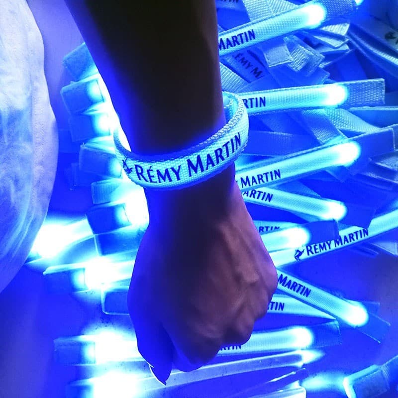 LEDสายรัดข้อมือ เรืองแสงสำหรับกิจกรรมกลางแจ้ง งานบริษัท งานเลี้ยง คอนเสิร์ต และการวิ่งกลางคืน รูปที่ 3