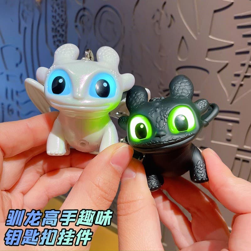Night Fury พวงกุญแจฟันปีก Movable Light Up ตุ๊กตากระเป๋าเป้สะพายหลังจี้การ์ตูนอะนิเมะเครื่องประดับความเครียดบรรเทาของขวัญ รูปที่ 1