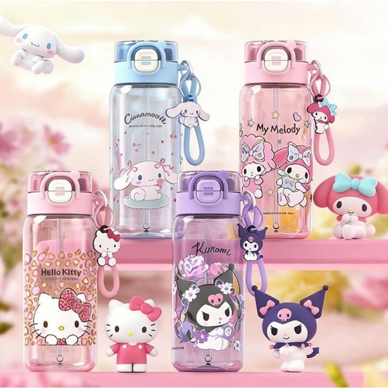 ซานริโอ การ์ตูนน่ารักขวดน้ํา750มล พร้อมหลอดและเชือกเครื่องประดับถ้วยน้ําพลาสติกสาว/นักเรียนสากลทนอุณหภูมิสูงแบบพกพาป้องกันการรั่วปลอดภัยไม่มี บีพีเอ รูปที่ 1