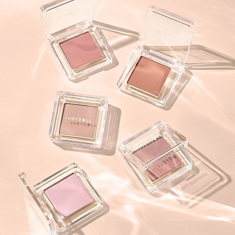 Judydoll บลัชออน สีพีช แมทท์ ไฮไลท์ คอนทัวร์ สีม่วง แต่งหน้าบนใบหน้า รูปที่ 6