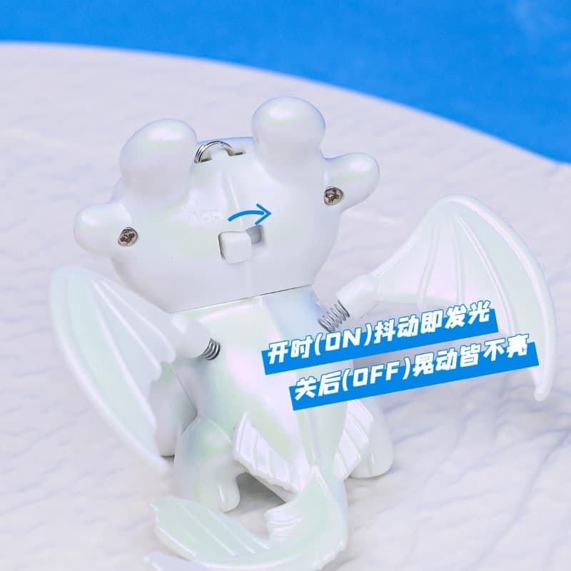 Night Fury พวงกุญแจฟันปีก Movable Light Up ตุ๊กตากระเป๋าเป้สะพายหลังจี้การ์ตูนอะนิเมะเครื่องประดับความเครียดบรรเทาของขวัญ รูปที่ 3