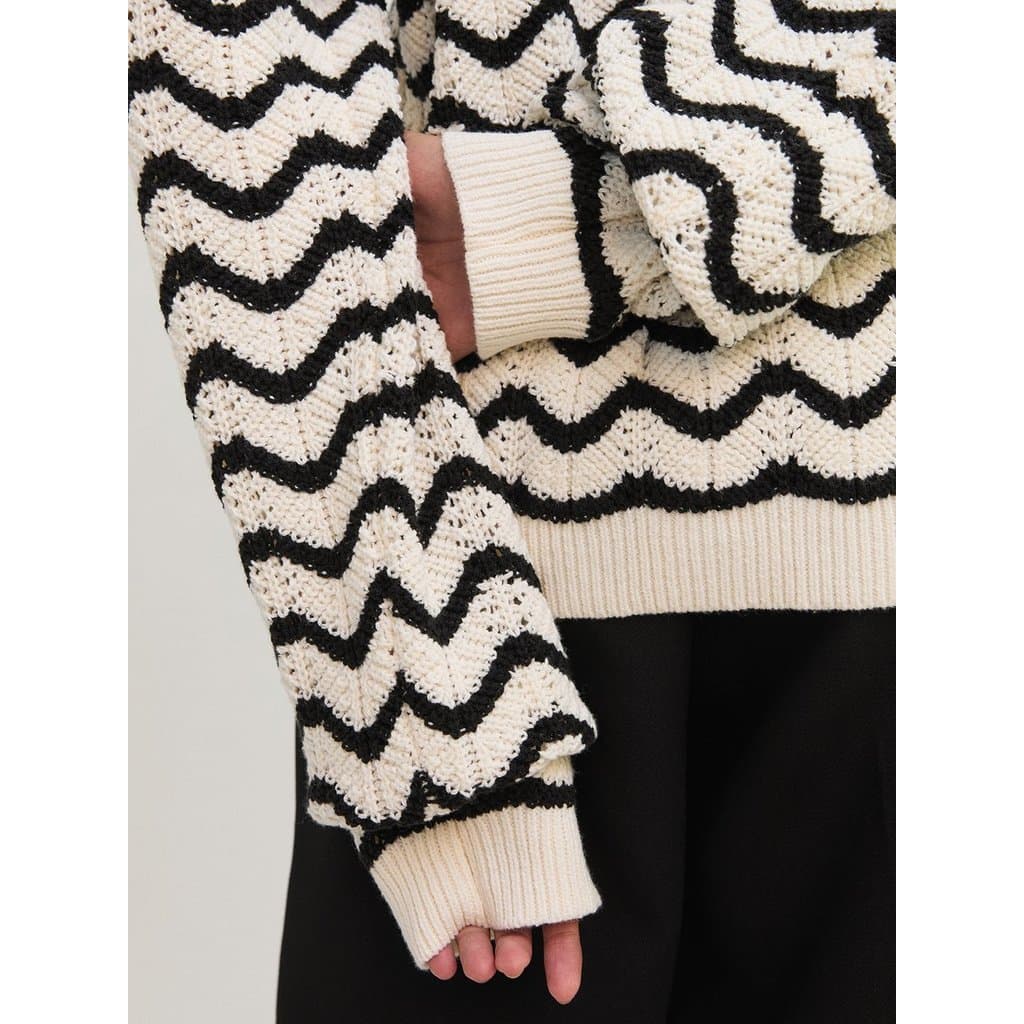 เสื้อคาร์ดิแกนถักลายติดกระดุม / Wave Knit Button Cardigan รูปที่ 4